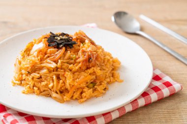 Kore usulü deniz yosunu ve beyaz susamlı kimchi pilavı.