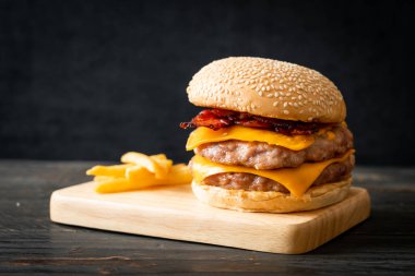 Domuz burger veya peynirli domuz burger, domuz pastırması ve patates kızartması.