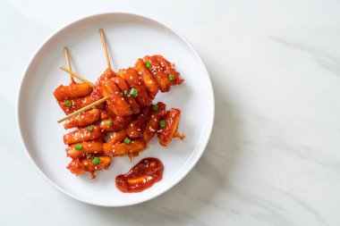 Kore usulü baharatlı soslu kızarmış Kore pirinç keki (Tteokbokki).