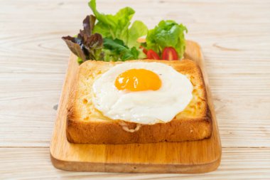 Peynirli ev yapımı ekmek ve kahvaltıda sebze salatasıyla birlikte kızarmış yumurta.