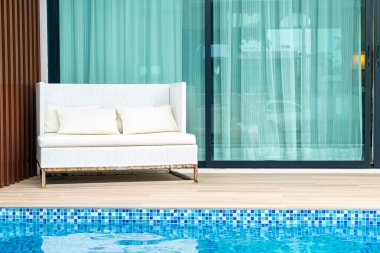 Yüzme havuzunun yanındaki boş bahçe sandalyesi.