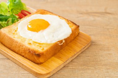 Peynirli ev yapımı ekmek ve kahvaltıda sebze salatasıyla birlikte kızarmış yumurta.