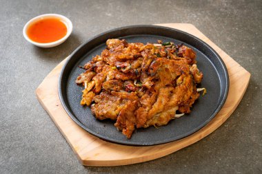 Kızarmış midyeli krep ya da midyeli omlet.