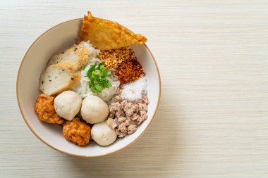 Balık köfteli ve karides köfteli baharatlı pirinç eriştesi. Asya usulü.