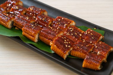Dilimlenmiş yılan balığı ya da soslu ızgara unagi (Kabayaki) - Japon yemeği tarzı.