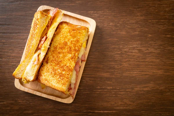 自家製フレンチトーストハムベーコンチーズサンドイッチ卵 — ストック写真