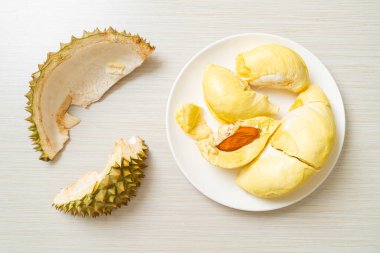 Durian olgun ve taze, durian kabuğu beyaz tabakta.