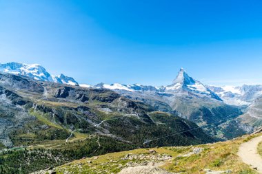 İsviçre, Zermatt 'taki Matterhorn zirvesi manzaralı güzel bir dağ manzarası..