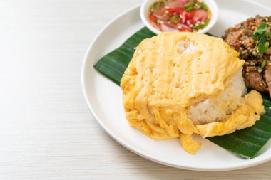 Kızarmış domuz eti ve baharatlı soslu yumurta, Asya usulü.