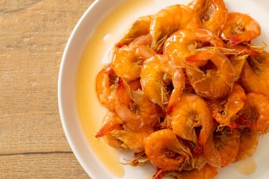Tatlı karides, balık soslu ve şekerli Tayland yemeğidir. Asya usulü.