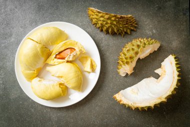 Durian olgun ve taze, durian kabuğu beyaz tabakta.