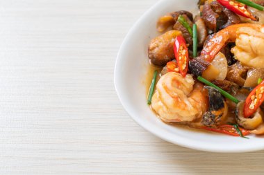 Karidesli haşlanmış deniz hıyarı Asya usulü.