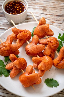 soslu kızarmış sosis şişi.