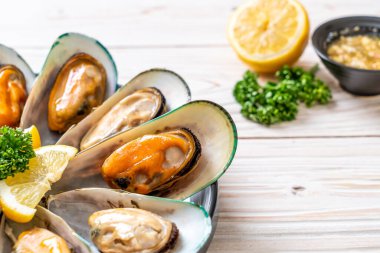 deniz ürünleri midye maydanoz ve limon ile