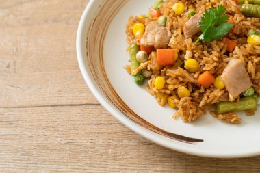 Domuz eti ve sebzeli pilav.