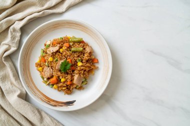 Domuz eti ve sebzeli pilav.