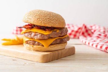 Domuz burger veya peynirli domuz burger, domuz pastırması ve patates kızartması.