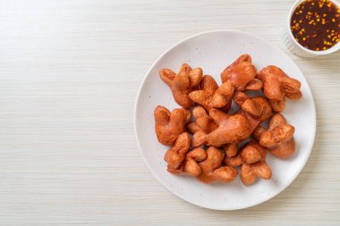 soslu kızarmış sosis.