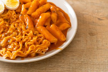 Baharatlı Kore soslu Ramen veya Kore hazır eriştesi ve Tteokbokki - Kore yemeği tarzı