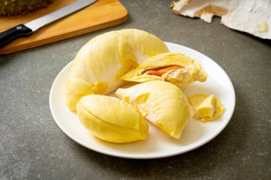 Durian olgun ve taze, durian kabuğu beyaz tabakta.