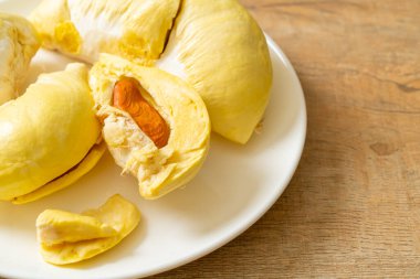 Durian olgun ve taze, durian kabuğu beyaz tabakta.