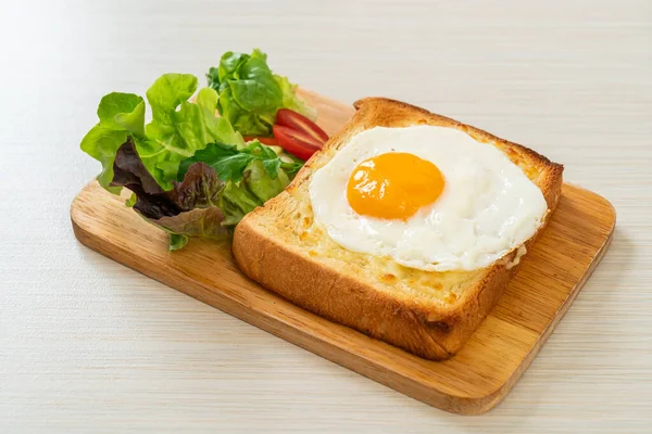 Homemade Bread Toasted Cheese Fried Egg Top Vegetable Salad Breakfast — Stock Photo, Image