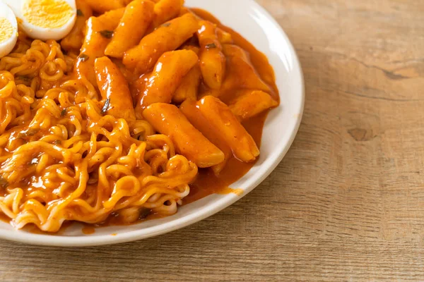 Rabokki Ramen Atau Mie Instan Korea Dan Tteokbokki Dengan Saus — Stok Foto