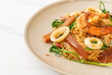 Kızarmış pirinç vermicelli ve deniz mahsullü mimoza, Asya usulü.