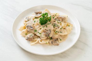 İtalyan usulü beyaz krema soslu farfalle makarna.