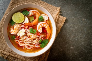 Karidesli baharatlı erişte çorbası (Tom Yum Kung) - Asya yemeği tarzı