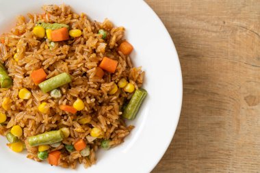 Yeşil bezelyeli kızarmış pirinç, havuç ve mısır - vejetaryen ve sağlıklı gıda tarzı