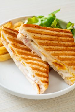 jambonlu sandviç, yumurta ve patates.