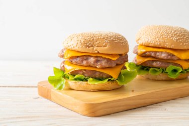 Domuz burger veya ahşap tahtada peynirli domuz burger.