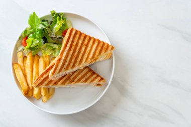 jambonlu sandviç, yumurta ve patates.