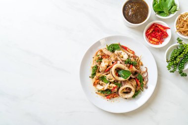 Ahtapot ya da ahtapot ve otla karıştırılmış kutsal fesleğen. Asya usulü.