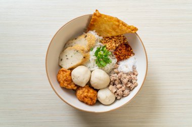 Balık köfteli ve karides köfteli baharatlı pirinç eriştesi. Asya usulü.