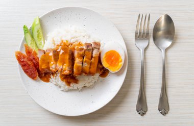 Pirinçli çıtır domuz eti ve barbekü sosu.