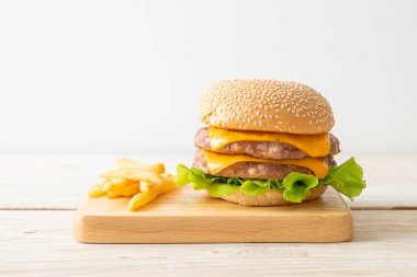 Domuz burger veya peynirli domuz burger ve patates kızartması.