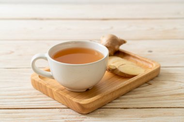 Zencefil köklü taze ve sıcak zencefil suyu bardağı - sağlıklı içecek tarzı