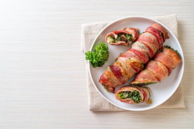 Fırında domuz pastırması, ıspanak ve peynir.