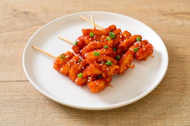 Kore usulü baharatlı soslu kızarmış Kore pirinç keki (Tteokbokki).
