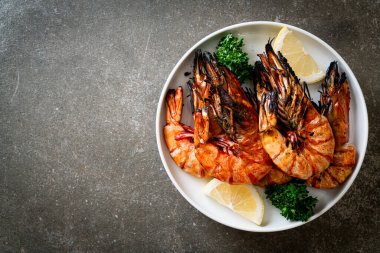 Izgara kaplan karidesi ya da limonlu karides.