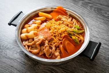 Budae Jjigae ya da Budaejjigae (ordu yahnisi ya da ordu üssü). Kimchi, konserve jambon, sosis, ramen eriştesi ve çok daha popüler Kore usulü sıcak yemek ile dolu.