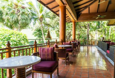 Boş masa ve sandalye balkonda.