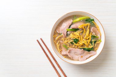 Soslu domuz etli çıtır erişte, Asya usulü.