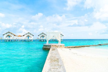 Beyaz kemer tropikal Maldivler tatil beldesi ve deniz arka planına sahip