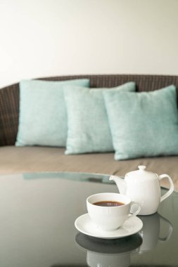 Masada çaydanlık olan beyaz çay fincanı