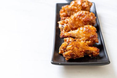 Kore usulü soslu kızarmış tavuk.