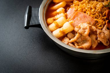 Budae Jjigae ya da Budaejjigae (ordu yahnisi ya da ordu üssü). Kimchi, konserve jambon, sosis, ramen eriştesi ve çok daha popüler Kore usulü sıcak yemek ile dolu.