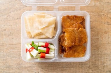 Teslimat kutusunda Pekin Ördeği - Çin yemeği tarzı